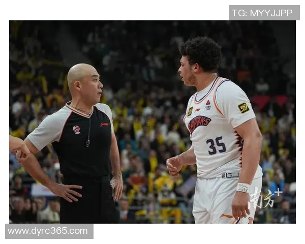 CBA激战上海队对决广东队谁能笑到最后精彩赛事即将上演