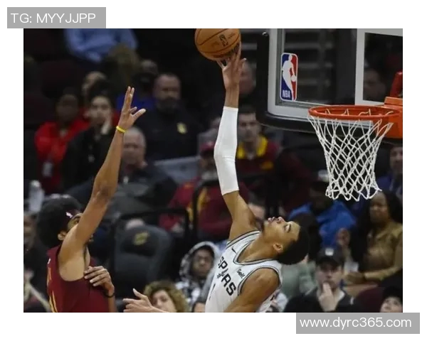 文班亚马新秀赛季表现惊艳场均20分10篮板3盖帽引领联盟新星